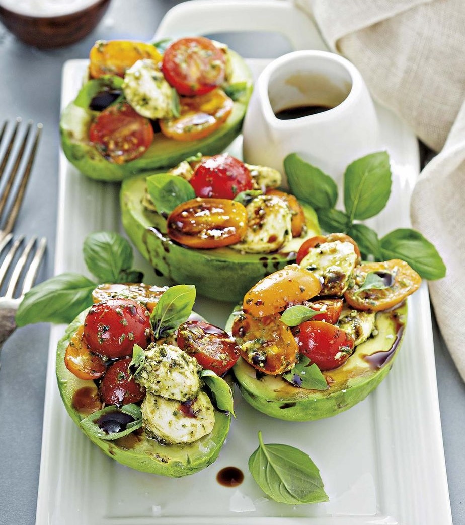 Aguacates rellenos con tomate y mozzarella